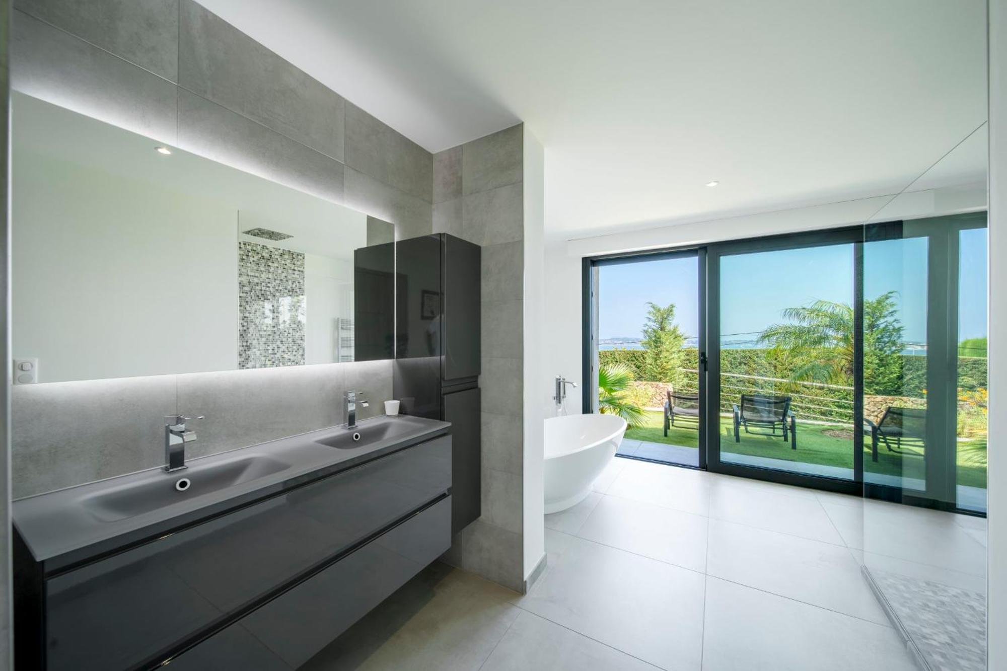 Ref 2128 - - Sea View For Rent * Cannes