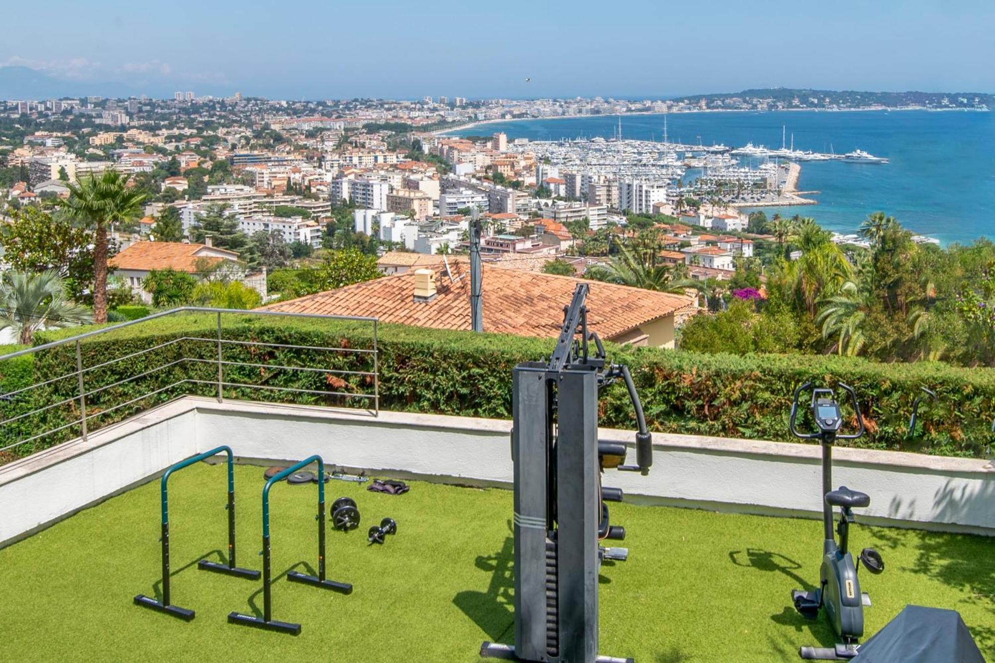 Villa Ref 2128 - - Sea View For Rent *